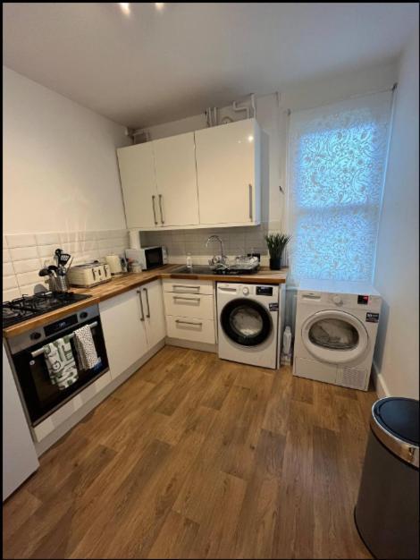 Two Bedroom Apartment In 런던 외부 사진